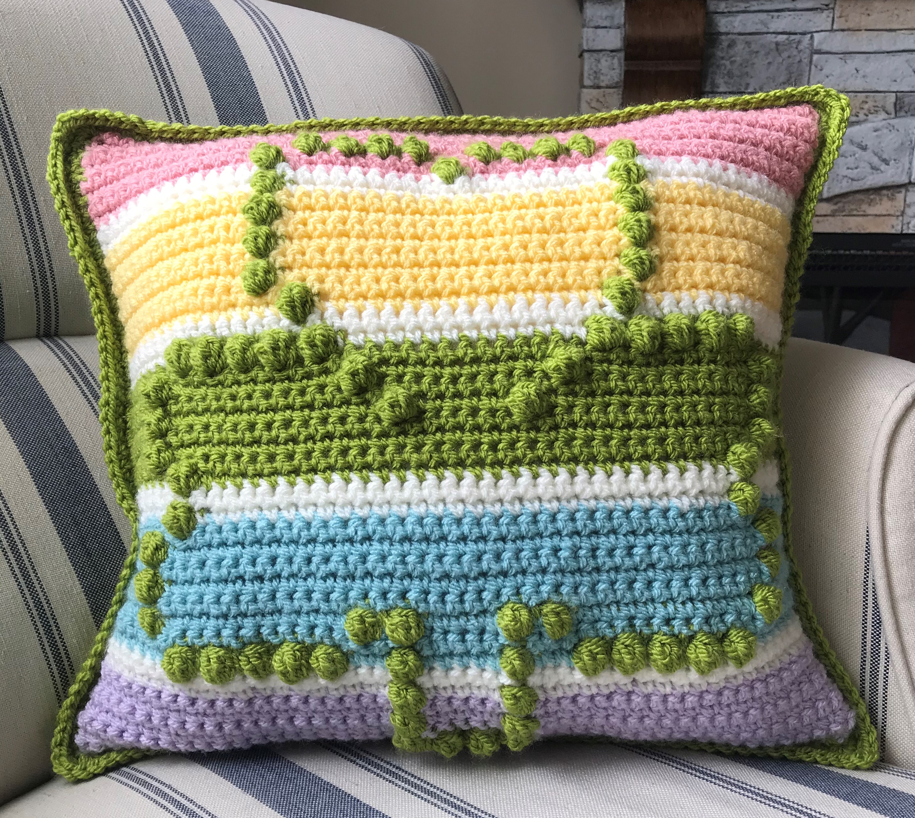 Free crochet pillow pattern for springtime and St. Patrick's Day decor.