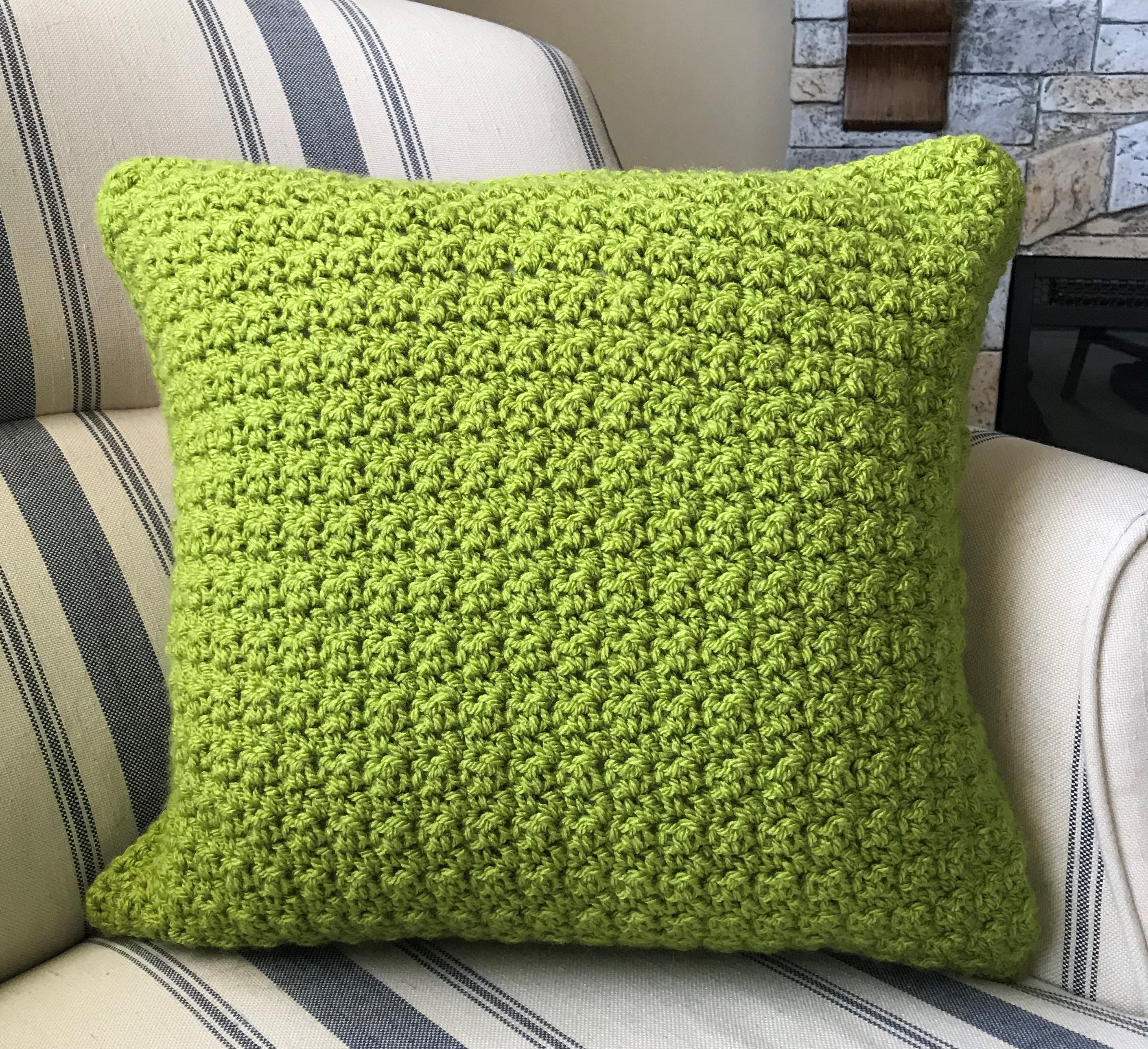 Free crochet pillow pattern for springtime and St. Patrick's Day decor.